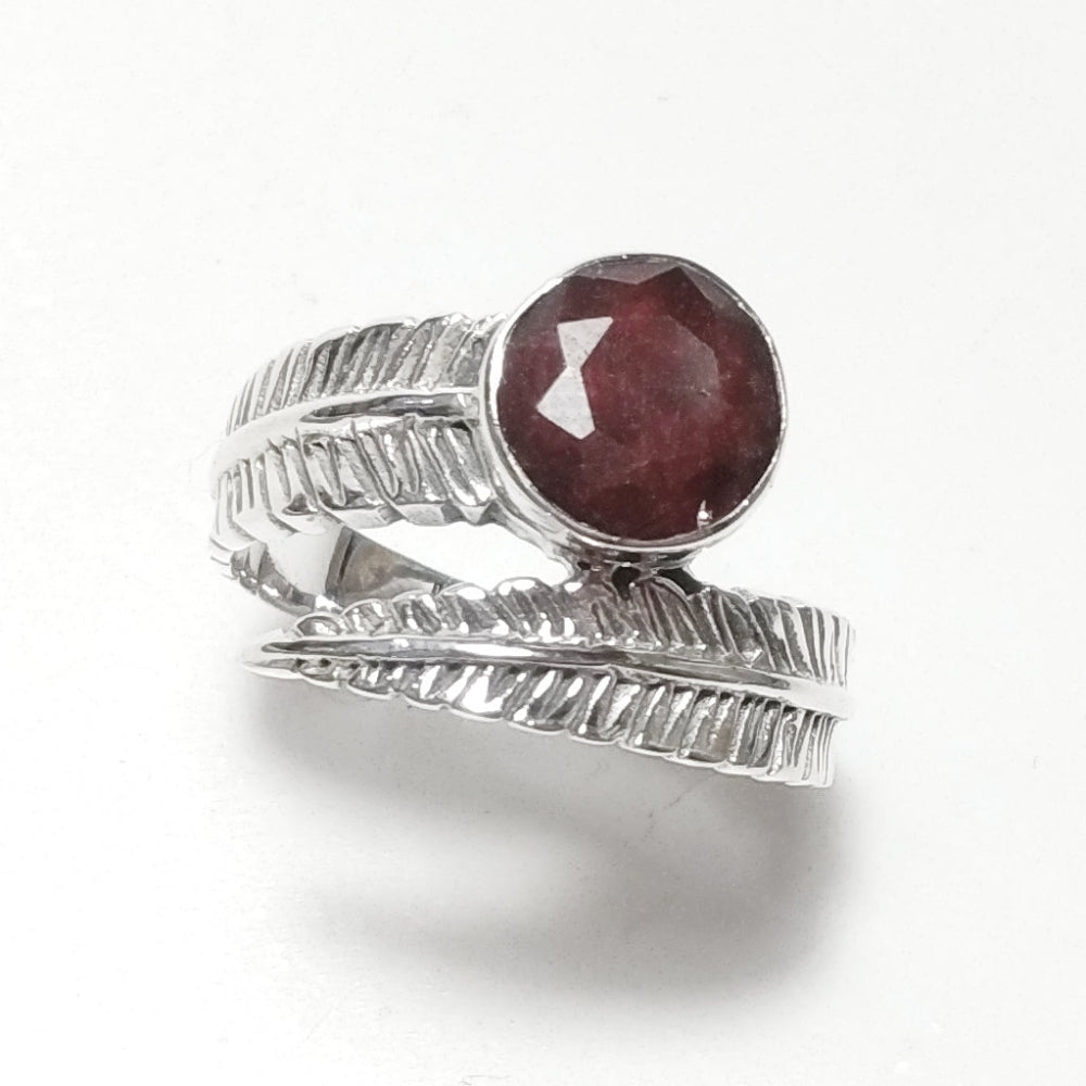 ANELLO artigianale in argento 925 con Radice di Rubino, Anello Piuma | GIOIELLI CON PIETRE
