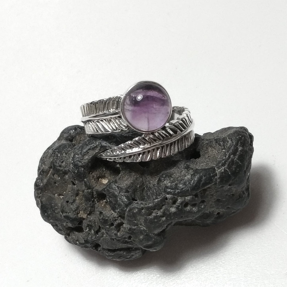 Anello Artigianale in Argento 925 con ametista – Design Piuma