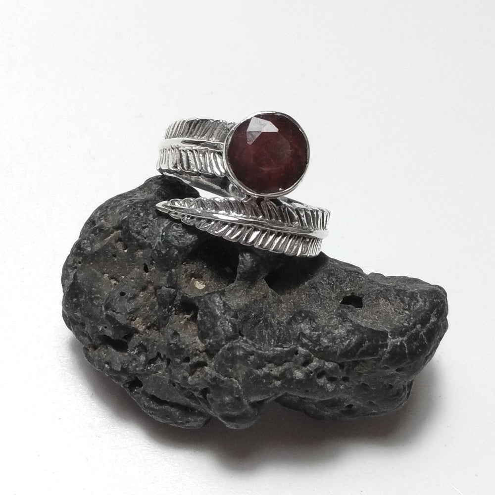 Anello Artigianale in Argento 925 con Radice di Rubino – Design Piuma