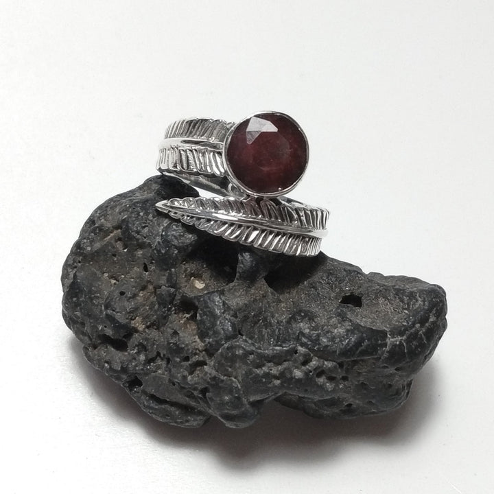Anello Artigianale in Argento 925 con Radice di Rubino – Design Piuma