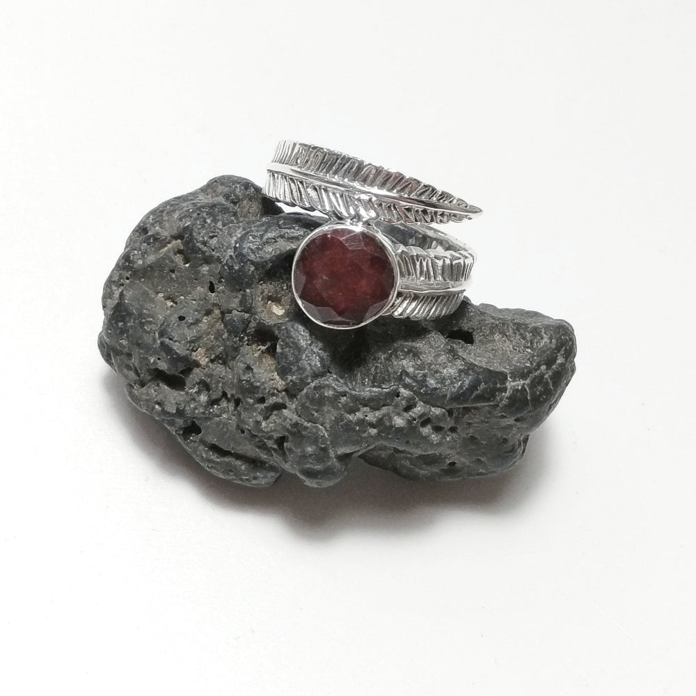 ANELLO artigianale in argento 925 con Radice di Rubino, Anello Piuma | GIOIELLI CON PIETRE
