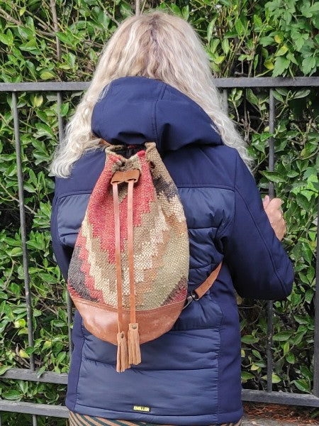 Tracolla/Zaino SUFI a SECCHIELLO artigianale realizzato con KILIM e Cuoio