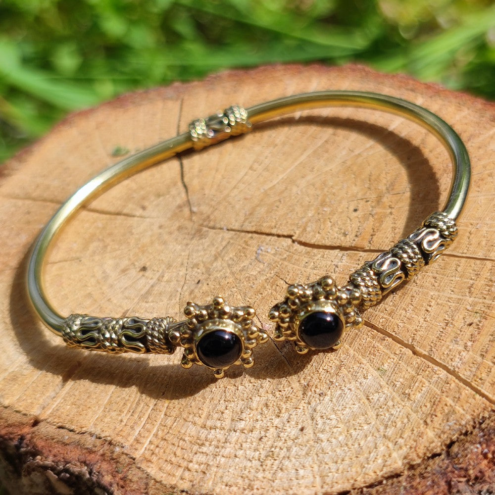 Upendra Bracciale indiano in ottone con pietra onice nero
