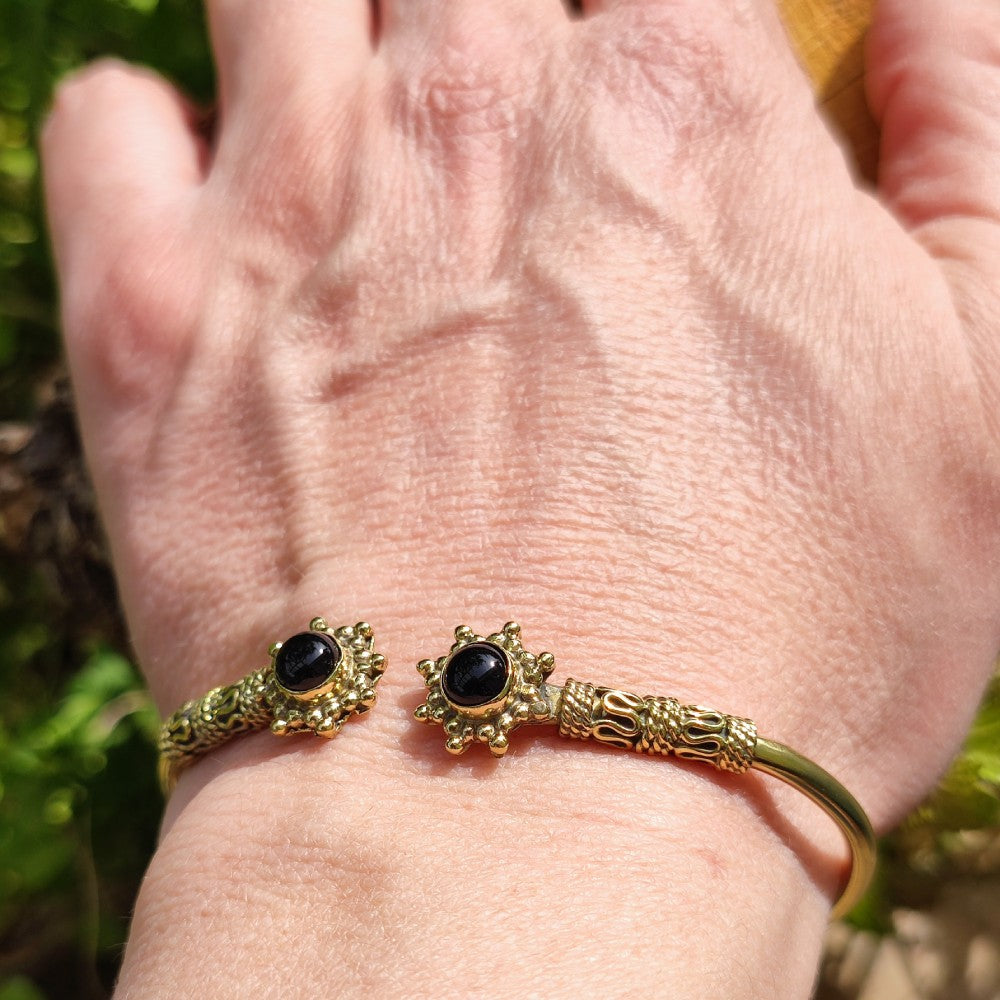 Upendra Bracciale indiano in ottone con pietra onice nero