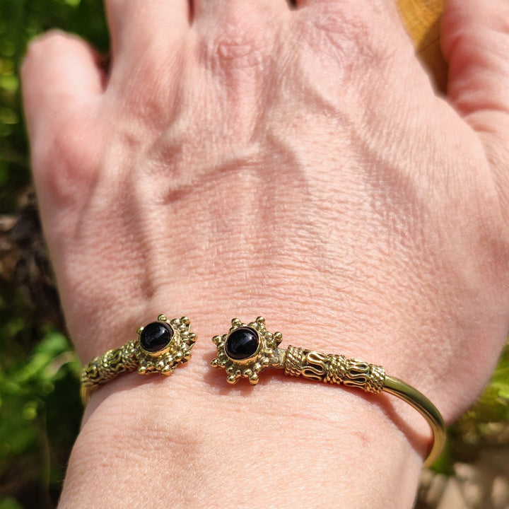Upendra Bracciale indiano in ottone con pietra onice nero