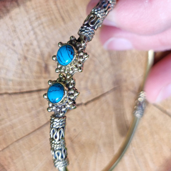 Upendra Bracciale indiano in ottone con pietra Howlite turchese