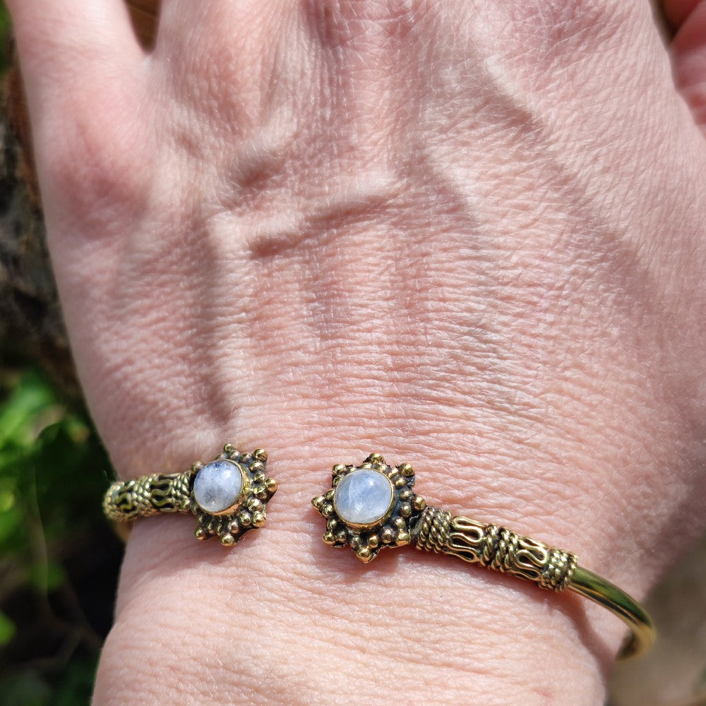 Upendra Bracciale indiano in ottone con pietra di luna