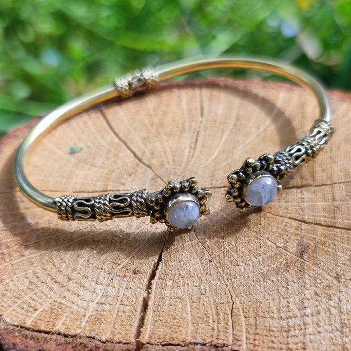 Upendra Bracciale indiano in ottone con pietra di luna