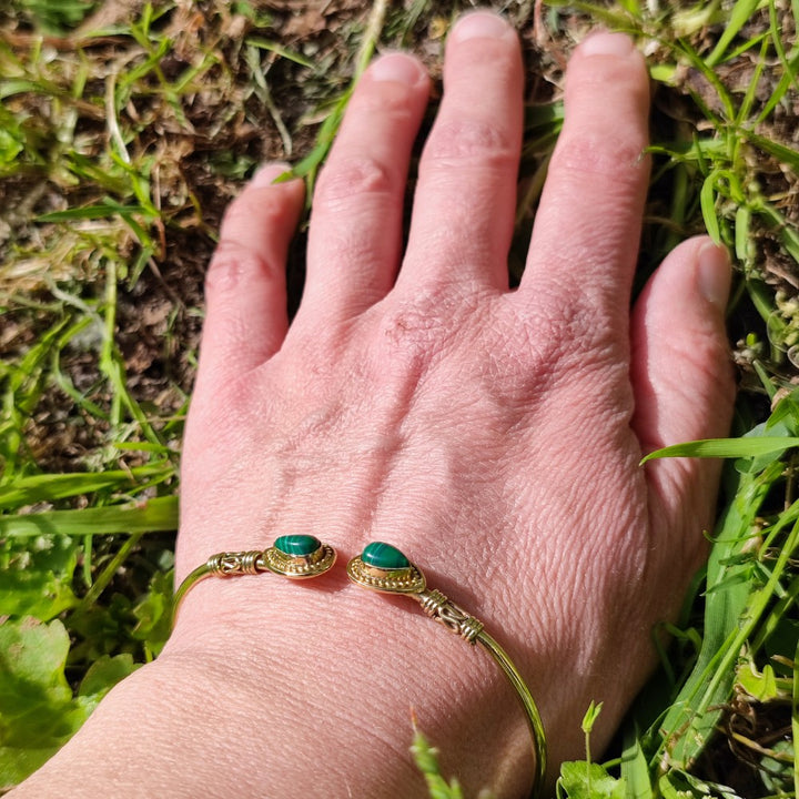 Utkarsh Bracciale indiano in ottone con pietra