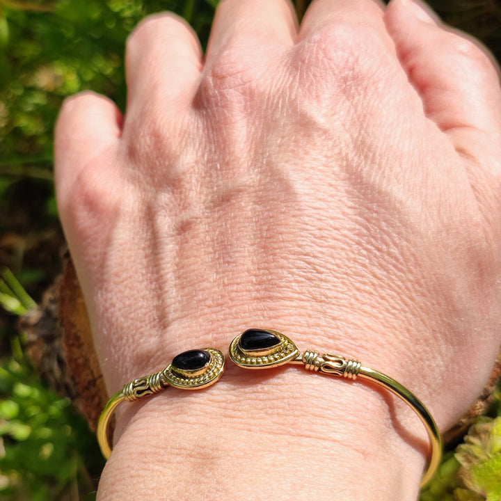 Utkarsh Bracciale indiano in ottone con pietra onice nero