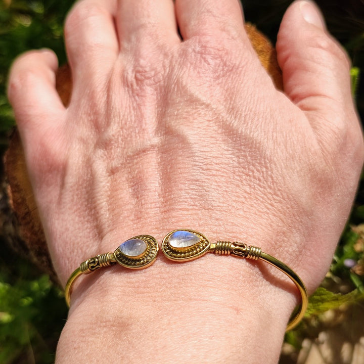 Utkarsh Bracciale indiano in ottone con pietra di luna