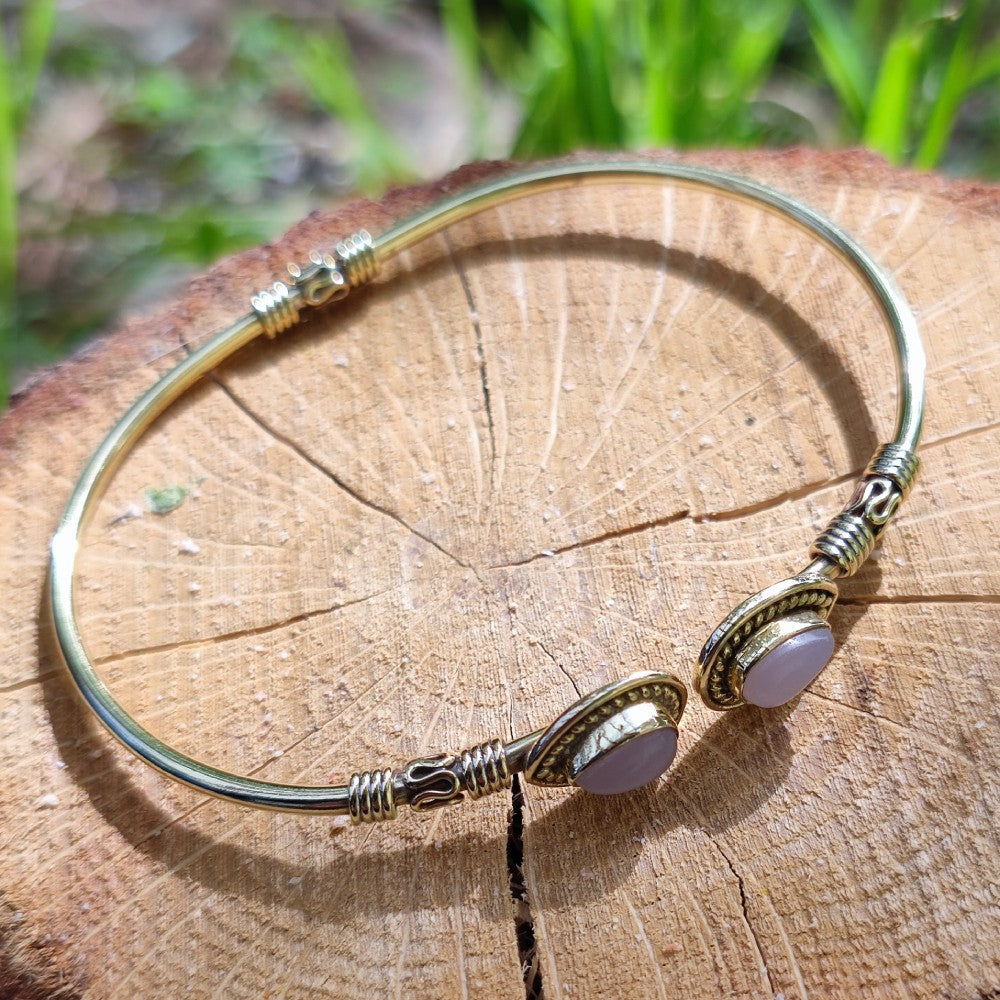 Utkarsh Bracciale indiano in ottone con pietra quarzo rosa