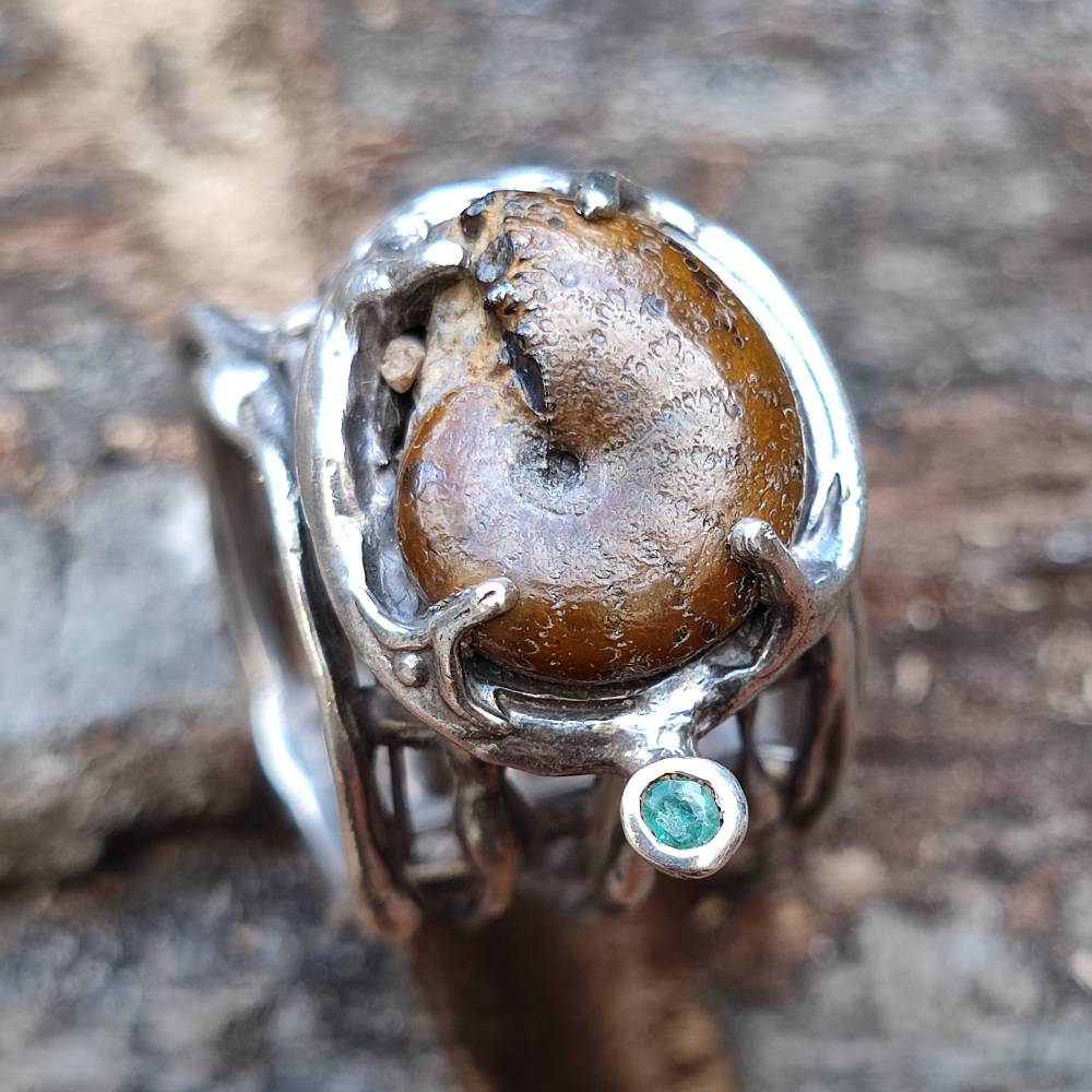 Anello artigianale Ammonite fossile e smeraldo in argento 925 - Pezzo unico