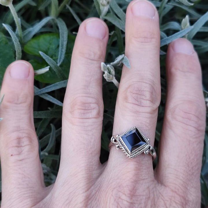 Anello CHANDRAJ in argento 925 con pietra granato