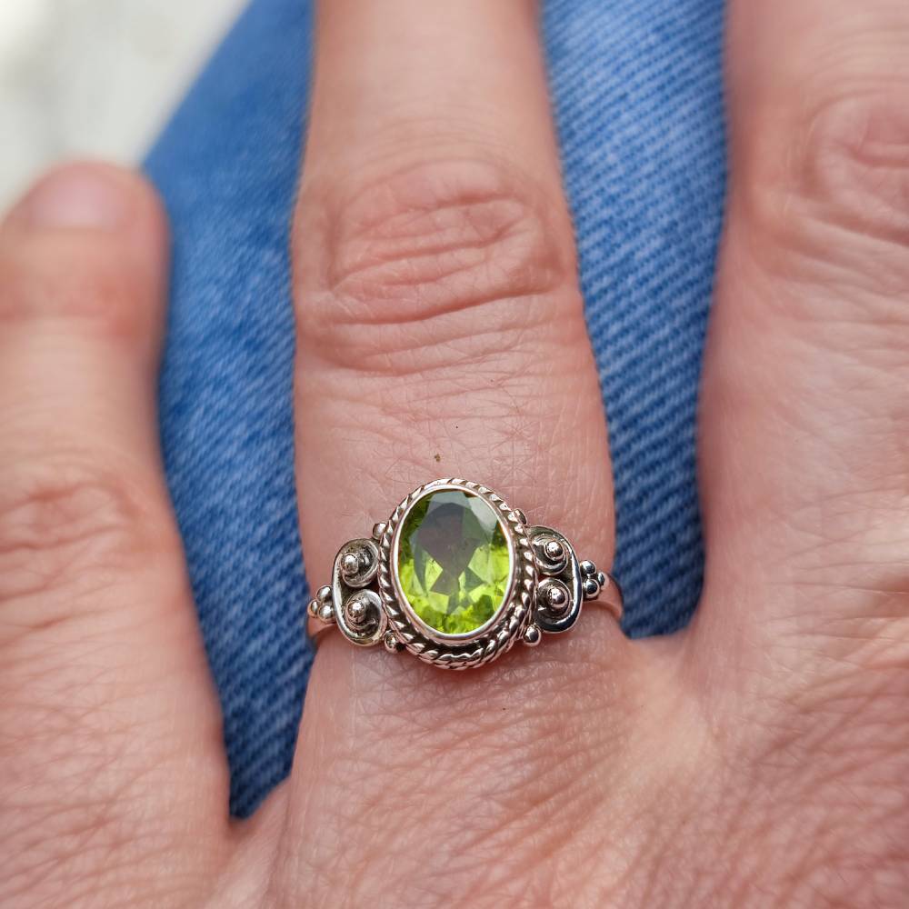 Anello NAWAL argento 925 con pietra ovale  peridoto