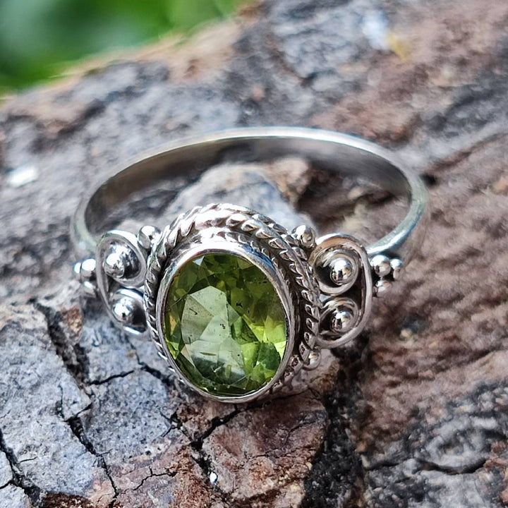 Anello NAWAL argento 925 con pietra ovale  peridoto