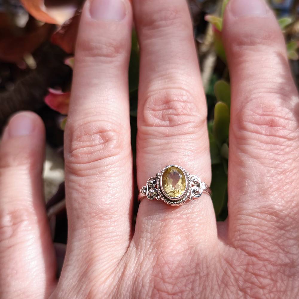 Anello NAWAL argento 925 con pietra ovale quarzo citrino