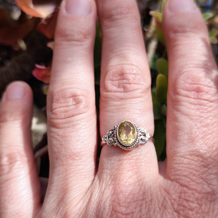 Anello NAWAL argento 925 con pietra ovale quarzo citrino