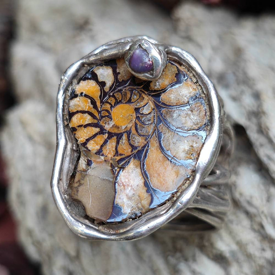 Anello artigianale Ammonite fossile e rubino in argento 925 - Pezzo unico