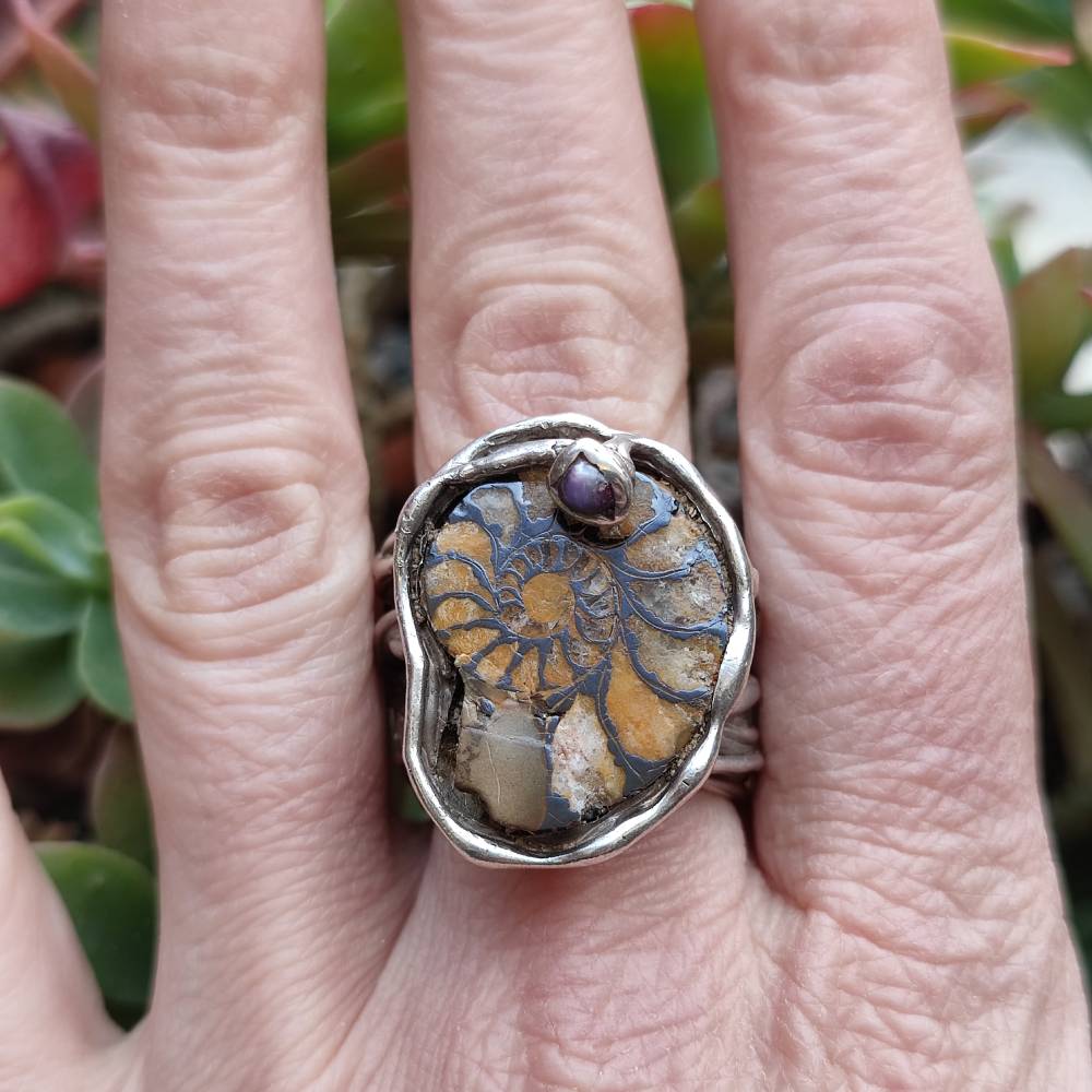 Anello artigianale Ammonite fossile e rubino in argento 925 - Pezzo unico