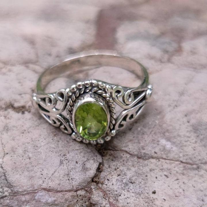 Anello con pietra in argento 925 CHATURVEDI peridoto