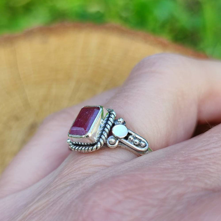 Anello con pietra in argento 925 LOKESH radice di rubino
