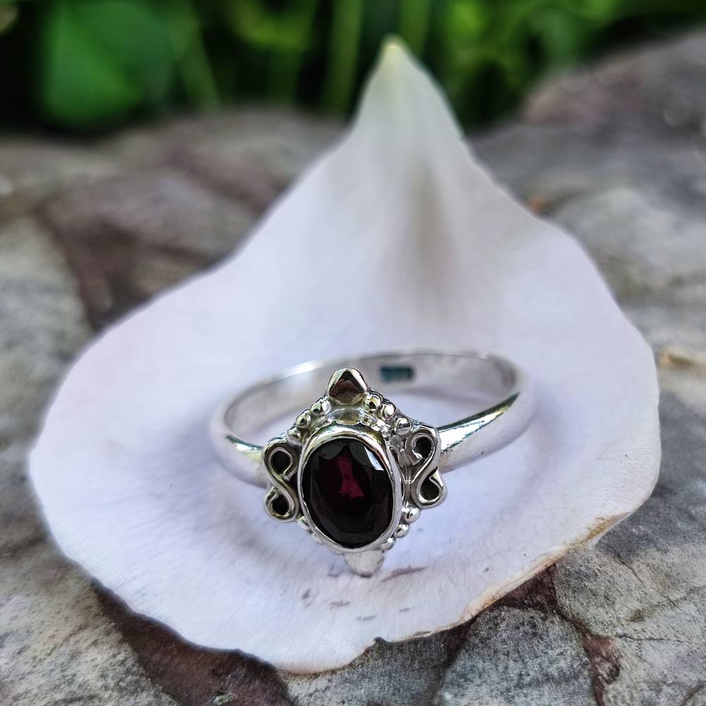 Anello in argento 925 con pietra ILESH granato