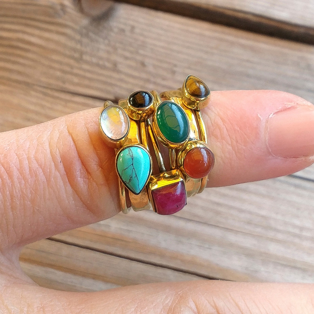 Anello a fascia in ottone con pietra - MAIA