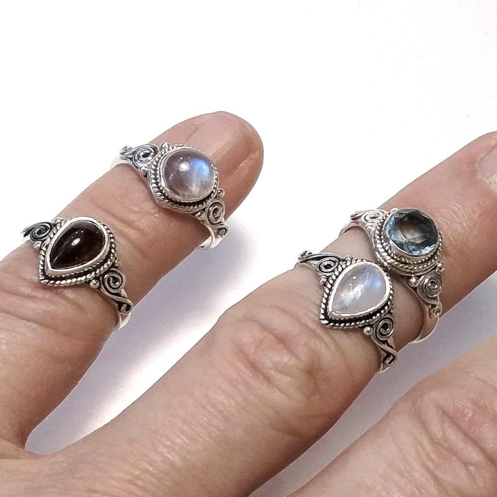 ANELLO artigianale in argento 925 con Pietra di Luna , Granato , Topazio azzurro | GIOIELLI CON PIETRE