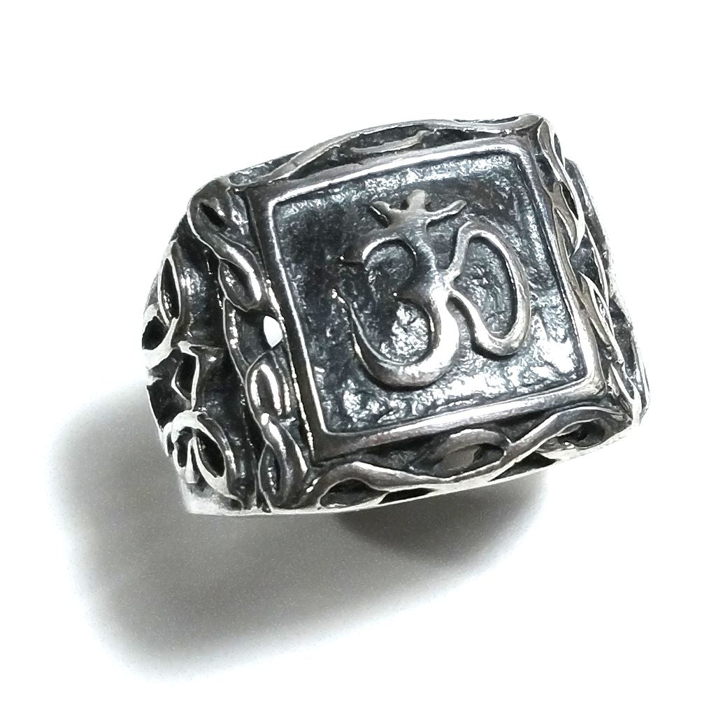 Anello chevalier OM argento 925 | GIOIELLI ETNICI | Uomo Donna