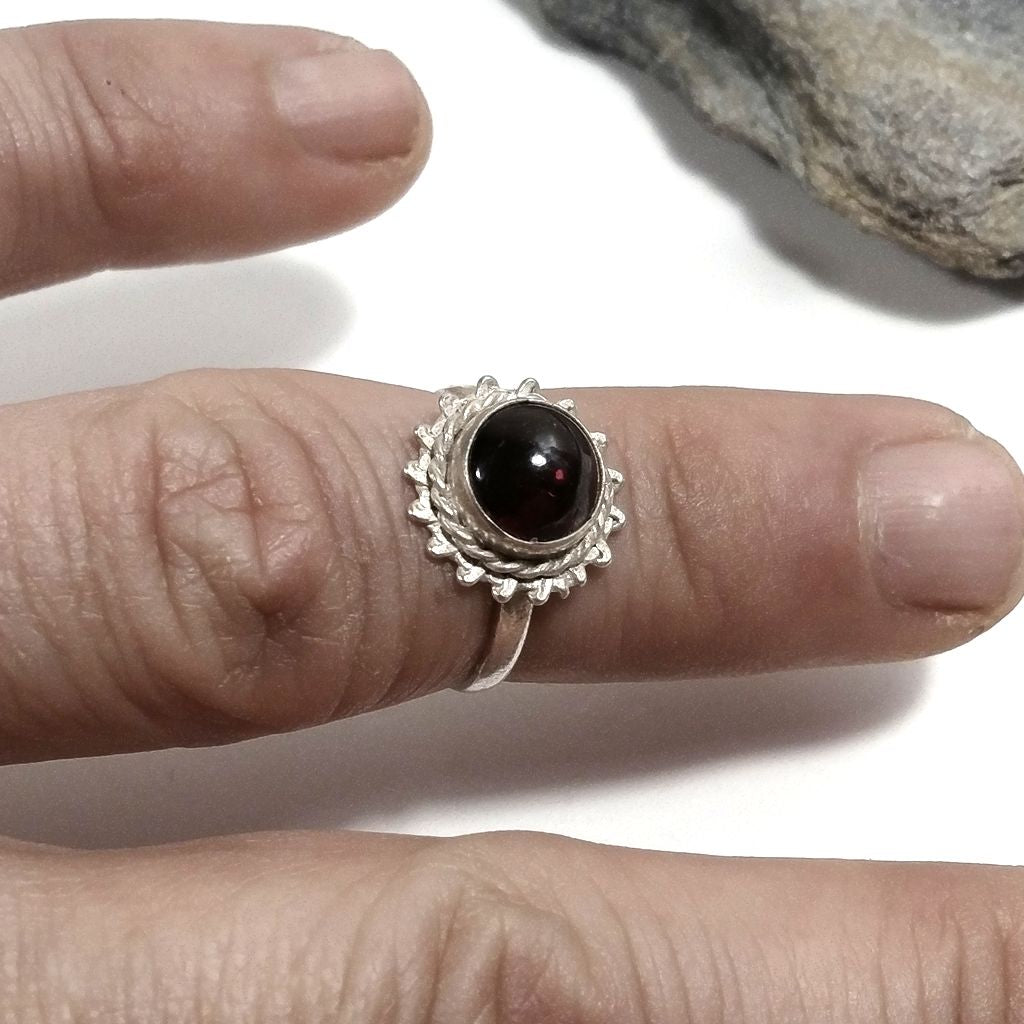 Anello con pietra e puntinatura in argento 925 con Granato | GIOIELLI IN ARGENTO