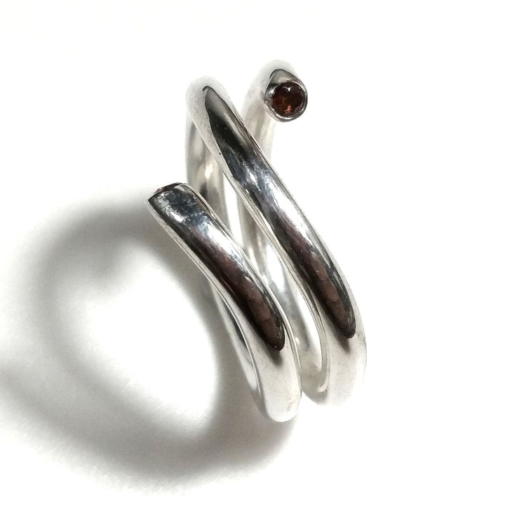 Anello contrariè in argento 925 Anello con pietra Granato | Spirale