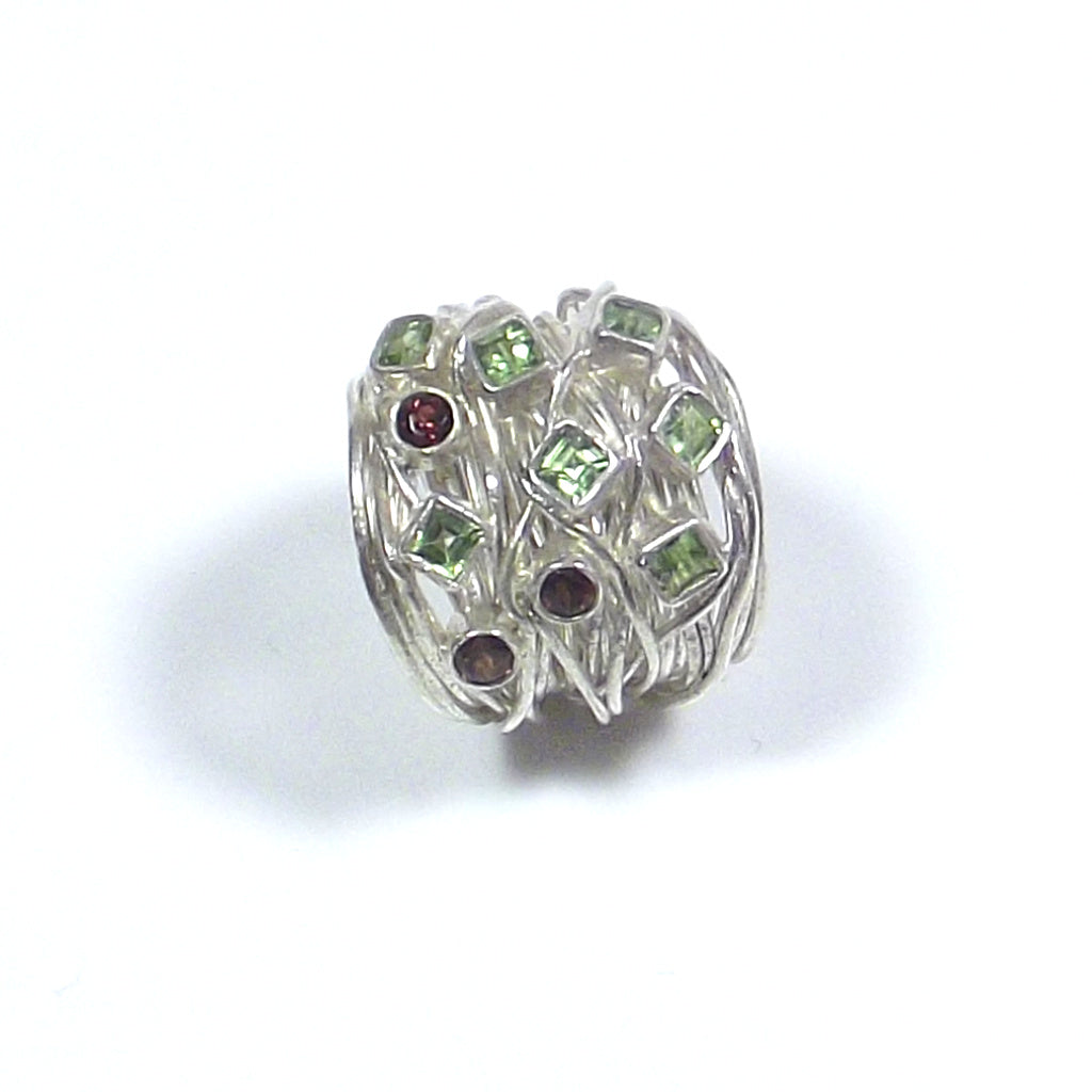 Gioiello contemporaneo | ANELLO in argento 925 con PERIDOTO e granato