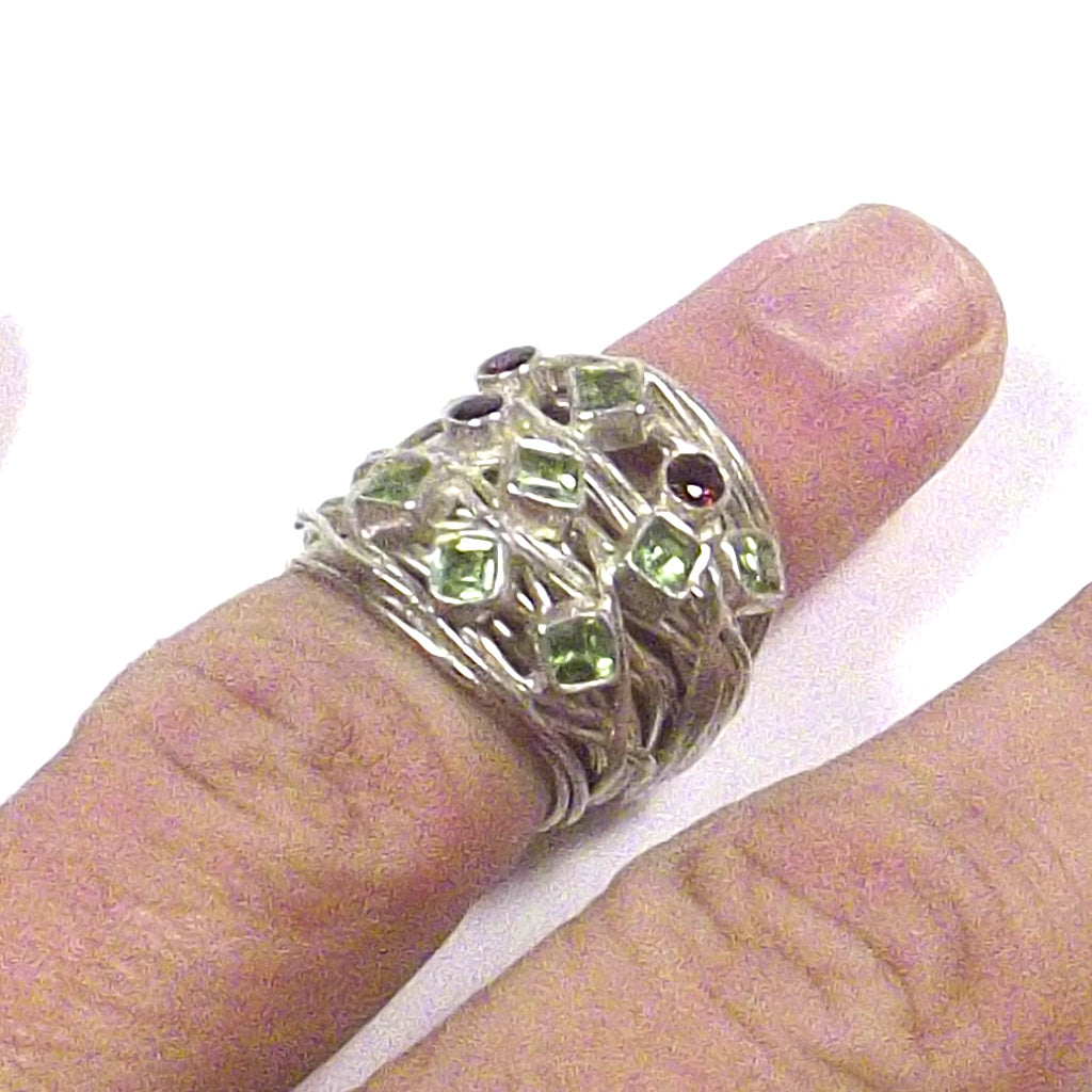 ANELLO in argento 925 con PERIDOTO e granato | Gioiello contemporaneo