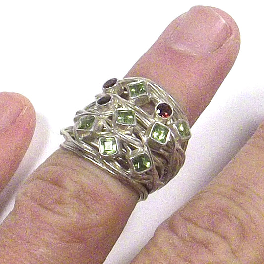 Gioiello contemporaneo | ANELLO in argento 925 con PERIDOTO e granato
