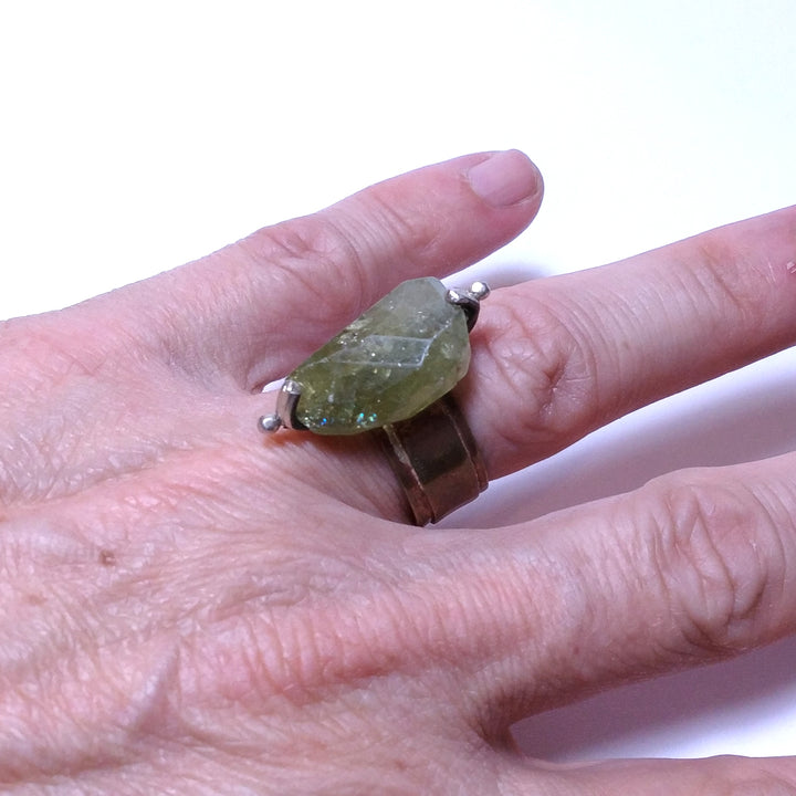 Handgefertigter Ring aus BRONZE und GRÜNEM Granat – Bronzezeit 1968