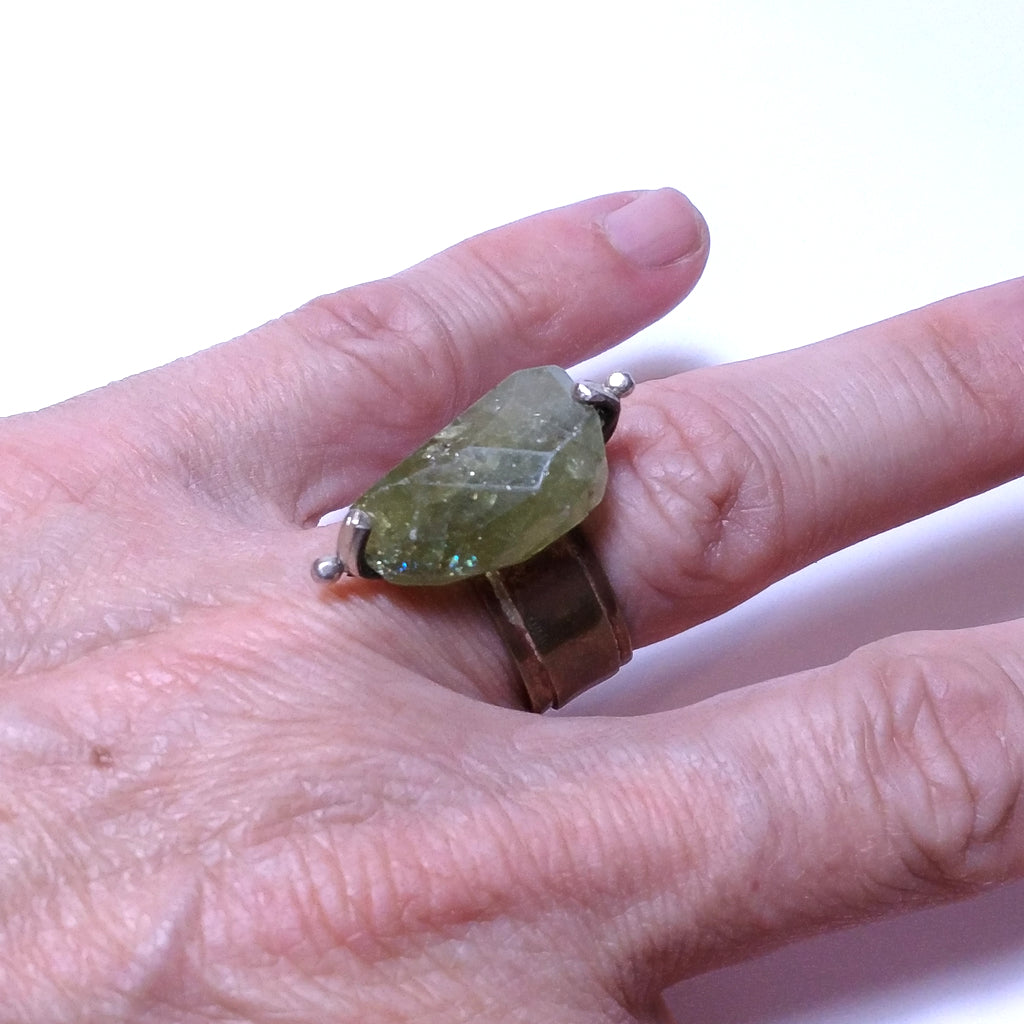 Handgefertigter Ring aus BRONZE und GRÜNEM Granat – Bronzezeit 1968