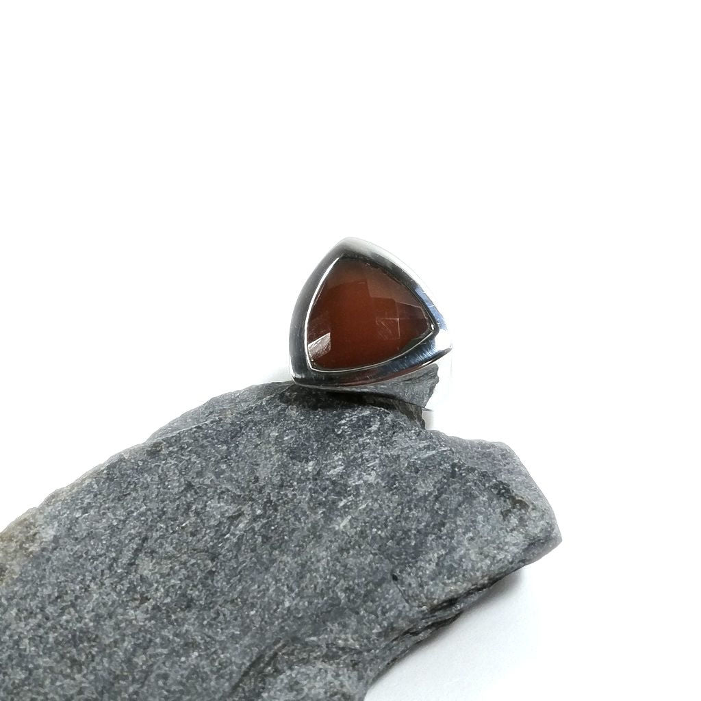 ANELLO artigianale in argento 925 con Corniola sfaccettata | Gioielli contemporanei