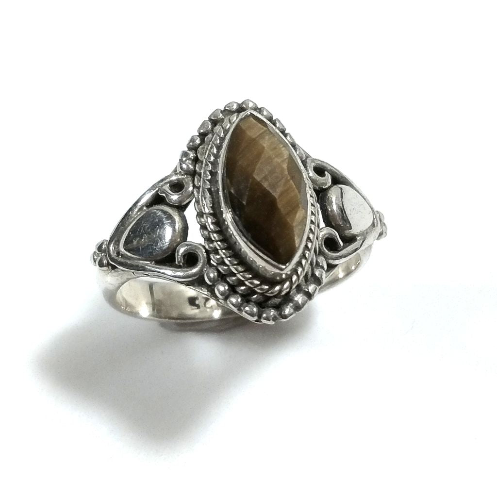 Ring mit 925er Silberstein mit blauem Topas