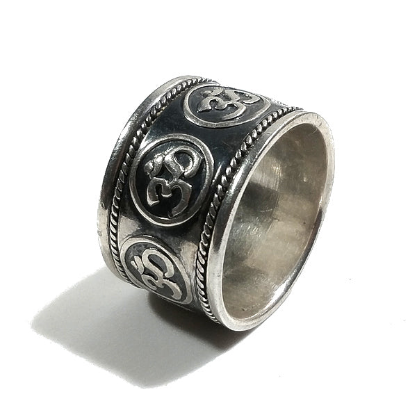 Anello fascia ETNICO in argento 925 con OM - AUM Mantra | GIOIELLI IN ARGENTO