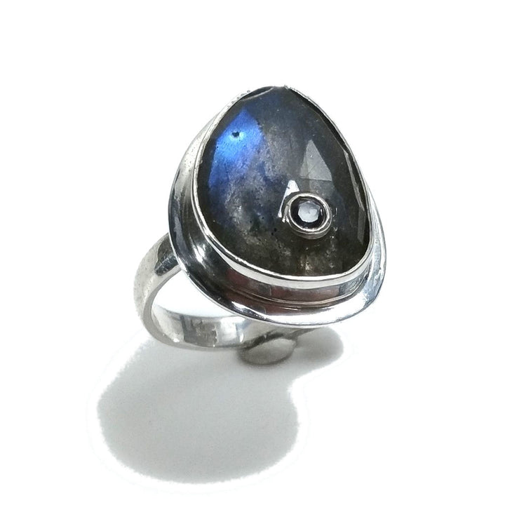 ANELLO artigianale in argento 925 con Labradorite | Gioielli contemporanei