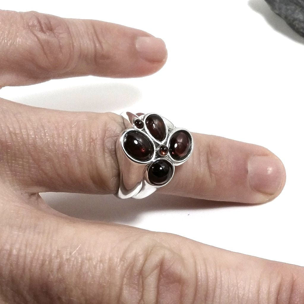 ANELLO artigianale in argento 925 con GRANATO cabouchon | Gioielli contemporanei