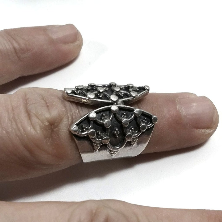 Anello in argento 925 a fascia larga decorata - KONNI