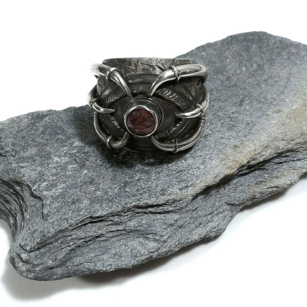 Fascia bombata stile H.R. GIGER | ANELLO FASCIA d'argento 925 | Rubino