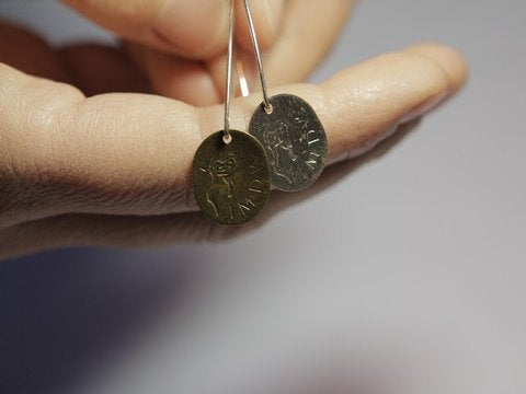 EARRINGS in silver with medal