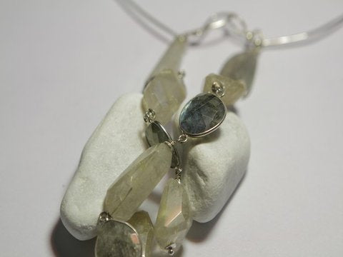 Silberne Halskette mit Anhänger aus Hartstein