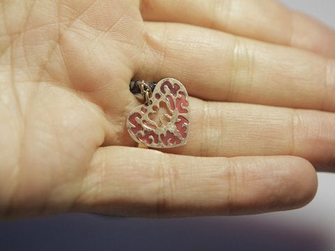 Armband aus Halbedelsteinen mit herzförmigem Anhänger