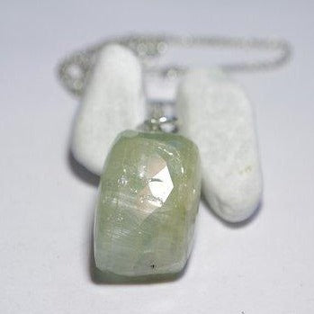 Catenina in argento con ciondolo etnico con pietra turchese
