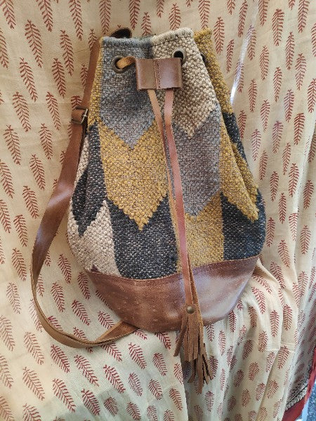 Tracolla/Zaino SUFI a SECCHIELLO artigianale realizzato con KILIM e Cuoio
