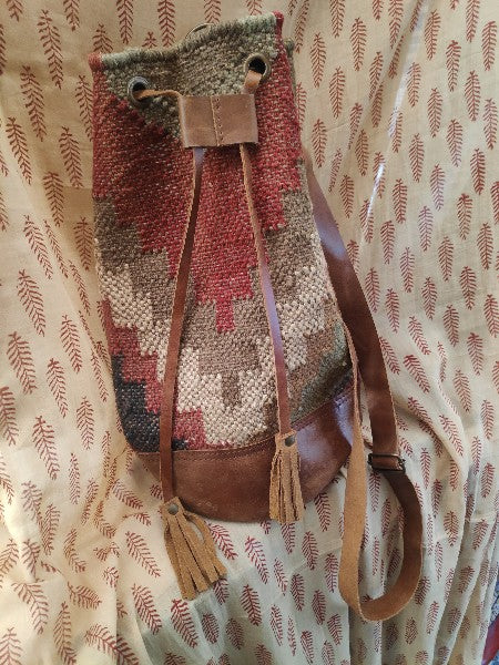 Tracolla/Zaino SUFI a SECCHIELLO artigianale realizzato con KILIM e Cuoio